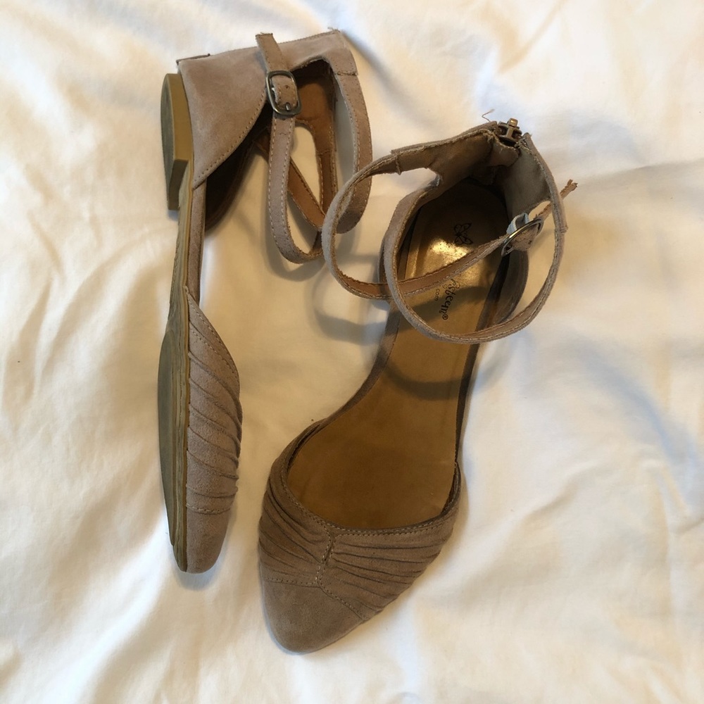 Pointed toes flats